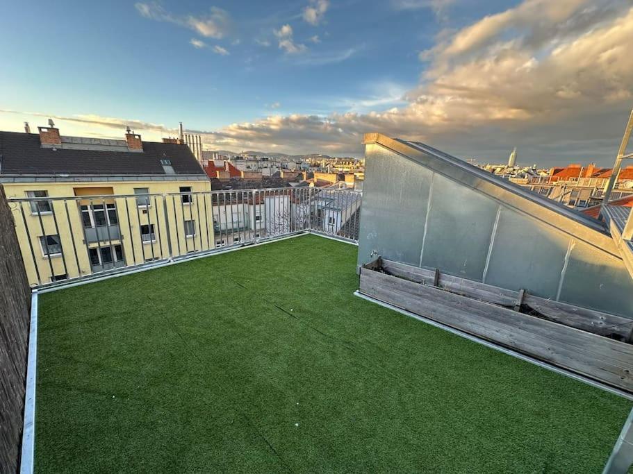 Scenic Rooftop Flat With Terrace Apartamento